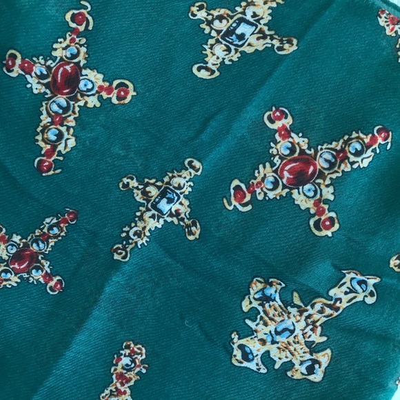 GREEN CROSS INFINITY SCARF - Picture 4 of 5